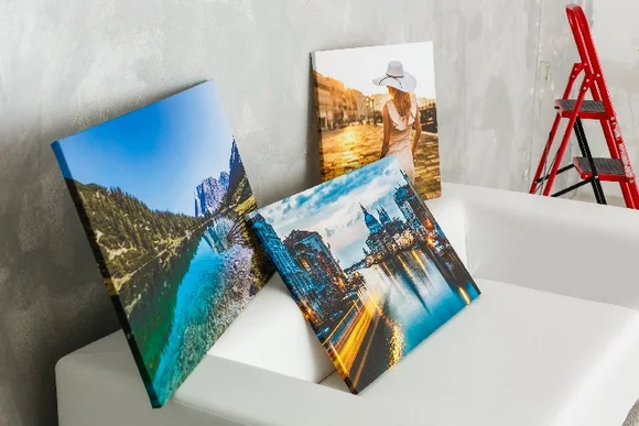 Drei Leinwandbilder auf Sofa